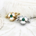 Conector camelia de nácar para collar de perlas con piedra verde y chapado en oro de 18 quilates - Flor de Tres Pétalos de Oro Blanco