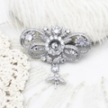 Dettaglio della base per spilla in argento con zirconi su pizzo e piume soffici - Forma Base Floreale / Argento