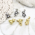 Detailansicht von 3D-Bären- und Engel-Anhängern in Antiksilber und Gold für DIY-Schmuck - Herz Sitzender Bär-Stil / Antiksilber