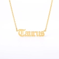 Details der vergoldeten Taurus-Halskette mit Anhänger im Vintage-Gotik-Schriftzug - Stier (Gold)