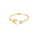 Makroaufnahme Goldener verstellbarer Ring mit Buchstabe A und funkelndem Zirkonia-Stein - Buchstabe R