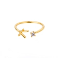 Details des verstellbaren Goldrings mit Buchstabe K und glitzerndem Rundschliff-Zirkon - Buchstabe K