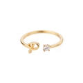 Nahaufnahme des goldenen Buchstabe P Rings mit Zirkonia und verstellbarer Öffnung - Buchstabe P