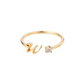 Detail eines verstellbaren Goldrings mit Schreibschrift-W und rundem Zirkonstein - Buchstabe W