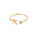 Detailansicht eines vergoldeten verstellbaren Rings mit Zirkonstein und X-Form-Design - Buchstabe X