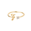 Detailansicht des goldenen verstellbaren Rings mit Z-Buchstaben-Design und runden Zirkonia - Buchstabe Z