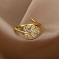 Macro detail van gouden palmblad ring met witte zirkoon op champagnekleurige zijde - Verstelbaar Open / Holle Monstera Blad Stijl (ESF383#) / Goud