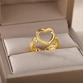 Dettaglio anello a cuore in oro 18k con trama intrecciata in una confezione regalo - Stile Cuore Traforato Intrecciato (40380) / Oro
