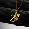 Detailopname van een gouden vlindervleugel met letter Z-hanger aan een verfijnde ketting - Letter Z