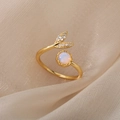 Détail macro d'une bague dorée réglable avec feuille en zircon et incrustation d'opale - Ouvert Réglable / Feuille de Strass Opale Artificielle (JZ2617G Cuivre)