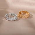 Dettaglio di anelli regolabili a onda con zirconi micro-pave su sfondo di raso champagne - Ondata di Ventaglio Argento