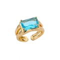 Détail d'une bague dorée 18k avec zircon bleu clair rectangulaire et anneaux parallèles - Quatre Griffes Rectangulaire Pierre Bleue Entrelacée(G122741G-4)