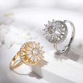 Verstellbare, drehende Zirkon-Blumenringe in Gold und Silber auf weißem Ständer - Platin / Baguette-Zirkonia Strahlende Blume (11)