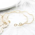 Dettaglio del bracciale a onde in oro 18 carati con trama martellata e terminali - Bracciale rigido aperto / Wave
