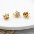 Dettaglio di ciondoli a corona placcati oro 18K con micro-pavé di zirconi bianchi lucidi - Corona della Principessa