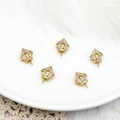 Detail van vijf 18K vergulde kroon-parelhangers met zirkonia voor handgemaakte sieraden DIY - Piraat Kroon Stijl