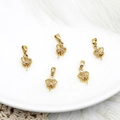 Macro detail van 18K vergulde kroonhangers met zirkoonstenen voor DIY parelsieraden - Prins Kroon Stijl