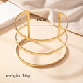 Dettaglio del bracciale rigido dorato multistrato con diametro 8,5 cm e peso di 36 g - Oro