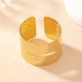 Brazalete ancho dorado con textura martillada y diseño de cruz calada para mujer - Estilo de Cruz Hueca Martillada Dorada (D1481)