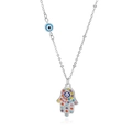 Détail du pendentif Main de Fatma avec œil bleu et cristaux colorés sur chaîne argentée - Collier Main de Fatima Multicolore Argenté (P70404326)