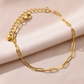 Detalle de una tobillera de cadena paperclip bañada en oro de 18k con dije de perla redonda - Estilo de Cuentas de Clip Dorado (HJ379G)