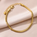 Primer plano de pulsera de tobillo de cadena plana dorada con cierre de langosta y extensión - Estilo de Bola de Cadena de Serpiente Dorada (HJ381G)
