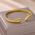 Macro-detail van gouden slangvormige armband met schubtextuur op een sieradendoosje - Gouden Slang Reliëf Stijl (B1355G)