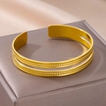 Detail van gouden open armband met dubbellaagse structuur en pareltextuur op juwelendoos - Dubbellaagse Holle Kralen Stijl (B1366G)