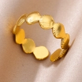 Detaillierte Makroaufnahme des goldenen Muschelrings mit Textur auf elegantem Seidenhintergrund - Gold Kettenschalen (JZ5325G)