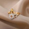 Détail d'une bague tournesol rotative avec métal bicolore et pierres précieuses - Ouvert Réglable / Combinaison Abeille Tournesol (JZ3805G-2-SL21)