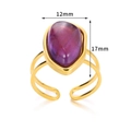 Dettaglio dell'anello con pietra viola a goccia irregolare placcato oro 18K - Aperto Regolabile / Stile Goccia Traforata a Doppia Linea / Viola