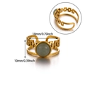 Dettaglio anello aperto oro 18K con pietra verde e motivo geometrico traforato - Aperto Regolabile / Stile Martellato Geometrico Traforata / Avventurina Verde
