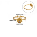 Dettaglio dell'anello a conchiglia dorato da 18mm con zircone blu e trama in metallo spazzolato - Anello aperto conchiglia zircone blu (JZ8245G)