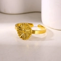 Detailansicht eines goldenen Sonnenblumen-Rings aus poliertem Edelstahl mit Gravuren - Gold
