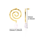 Dettaglio di orecchini a spirale dorati con perle barocche d'acqua dolce e misure - Stile Pendente Perla a Spirale (E5257)