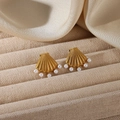 Detalle macro de pendientes de concha dorada con perlas elegantes y textura fina tallada - Pendientes de Botón de Perlas con Concha (G12305598)