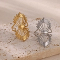 Dettaglio di anelli a corona oro e argento con motivi radiali su sfondo di pietra - Stile granulare a ventaglio radiale (JZ6979)