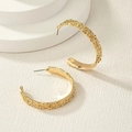 Elegantes pendientes de aro dorados irregulares en forma de C con textura de lava única - Dorado