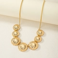 Elegante goldene Halskette mit sieben abgestuften strukturierten Blumenanhängern - Blumenform (X-3-x027-Blume)