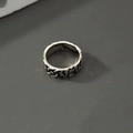 Detailaufnahme eines Vintage-Silberrings mit eingravierten botanischen Mustern - Botanischer Relief-Stil (J003-Stil 1)