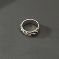 Detail eines Retro-Silberrings mit geflochtener Seiltextur und Perlenrand im Industriestil - Gedrehtes Seilgeflecht-Stil (J004-Stil 2)