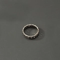 Detailaufnahme des Vintage-Silberrings mit einem aufwendig geflochtenen Rebenmuster - Gekreuztes Reben-Design (J007-Stil 5)