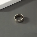 Detail eines Retro Silberrings mit Keep Smile Gravur und einem Smiley Symbol - Lächeln Gesicht Buchstaben Stil (J011)