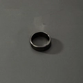Detail eines minimalistischen matt-schwarzen Edelstahlrings für Herren auf dunklem Grund - Minimalistischer Schwarzer Stil (J009)