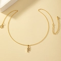 Dettaglio della collana dorata con lettera F in strass e chiusura a moschettone regolabile - Stile Lettera F (X012-Lettera F)
