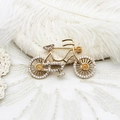 Elegante spilla a bicicletta in oro con zirconi incastonati su piuma bianca decorativa - Stile Bicicletta (G0278 Spilla Bicicletta Ape)