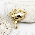 Elegante broche de ramo de flores doradas con circonitas blancas y plumas finas - Estilo de Ramo de Flores