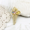 Broche de helado dorado con plumas y pedrería colorida para decorar trajes y abrigos con estilo - Estilo de Helado