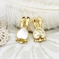 Broche de conejo con nácar blanco en forma de corazón y baño de oro 18K, frente y dorso - Estilo Conejo de Concha Blanca
