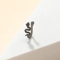 Dettaglio ravvicinato del finto piercing a forma di serpente con finitura canna di fucile - BJ011(BJ011) / Grigio